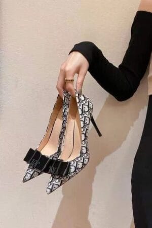 كعب متوسط الارتفاع W145