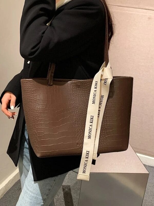 ⁦شنطة نسائية جلد مع محفظة شكل كلاسيكي CS150⁩ - الصورة ⁦3⁩